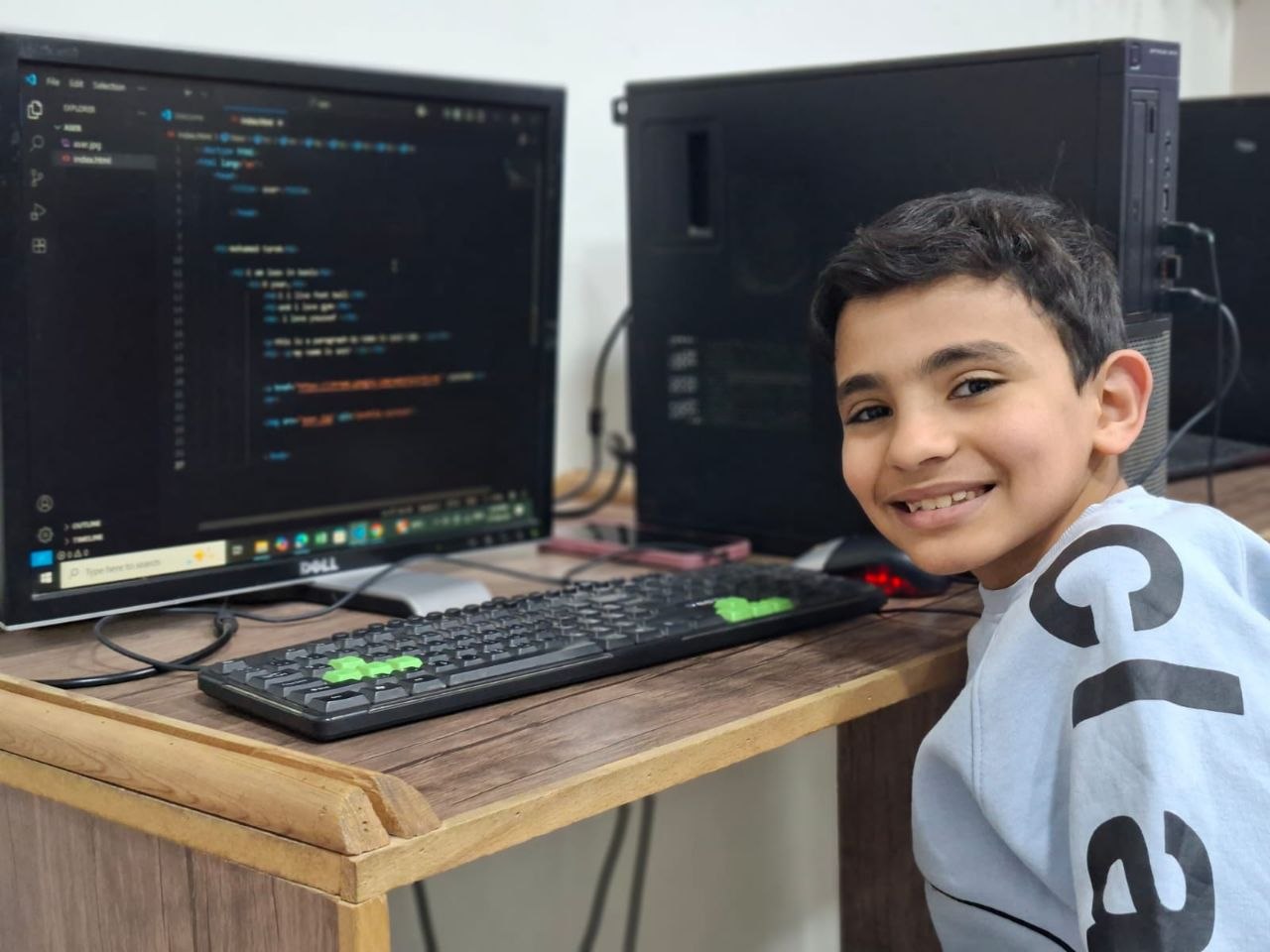 طالب يبدع في تعلم البرمجة